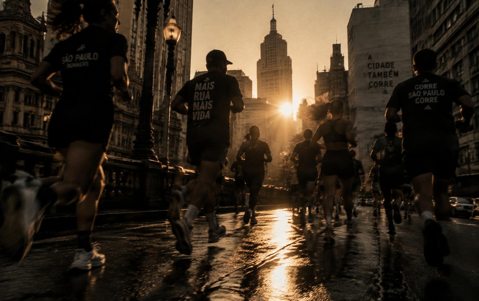 Grupo correndo pelo centro de São Paulo